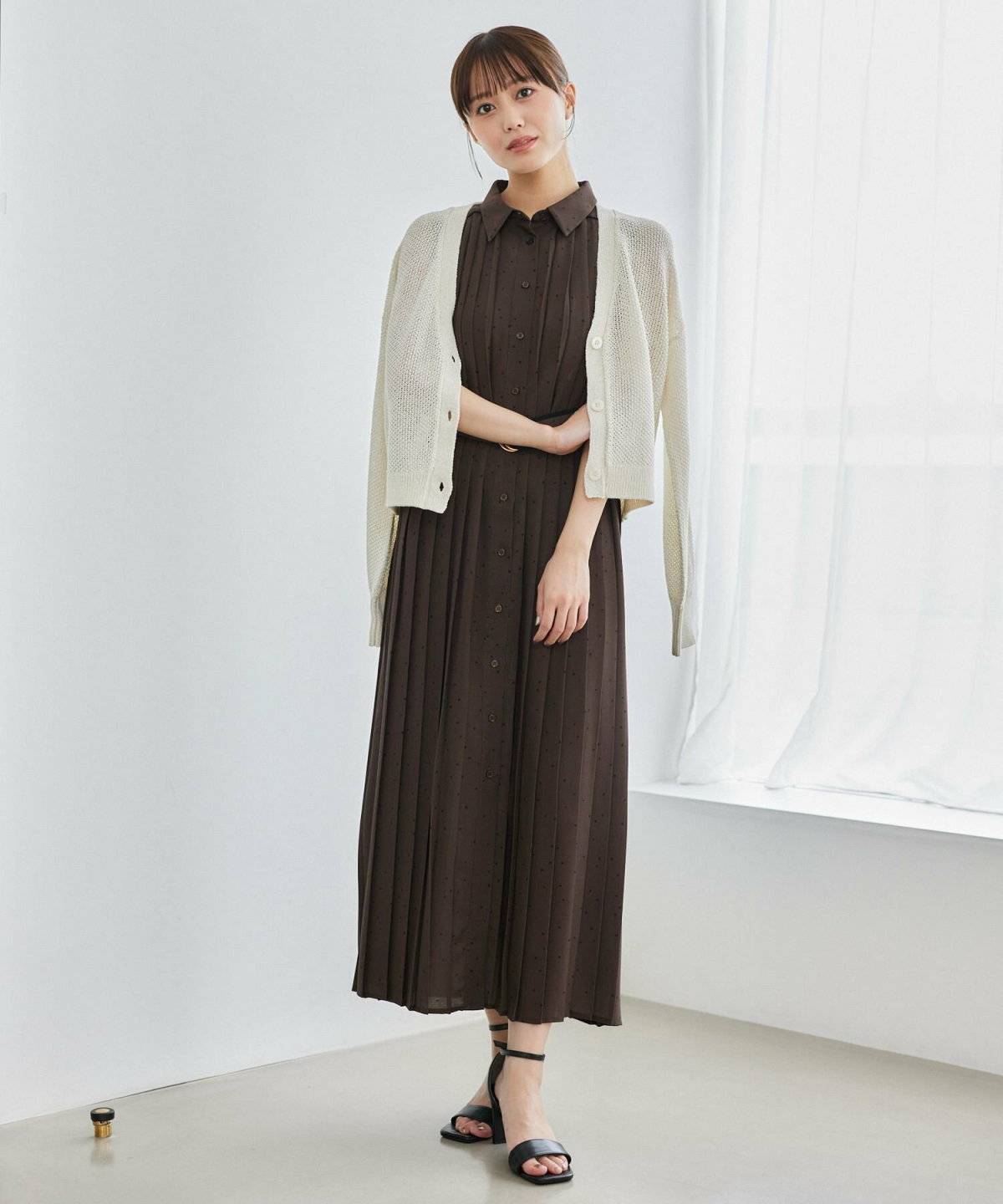 初夏コーデの女性