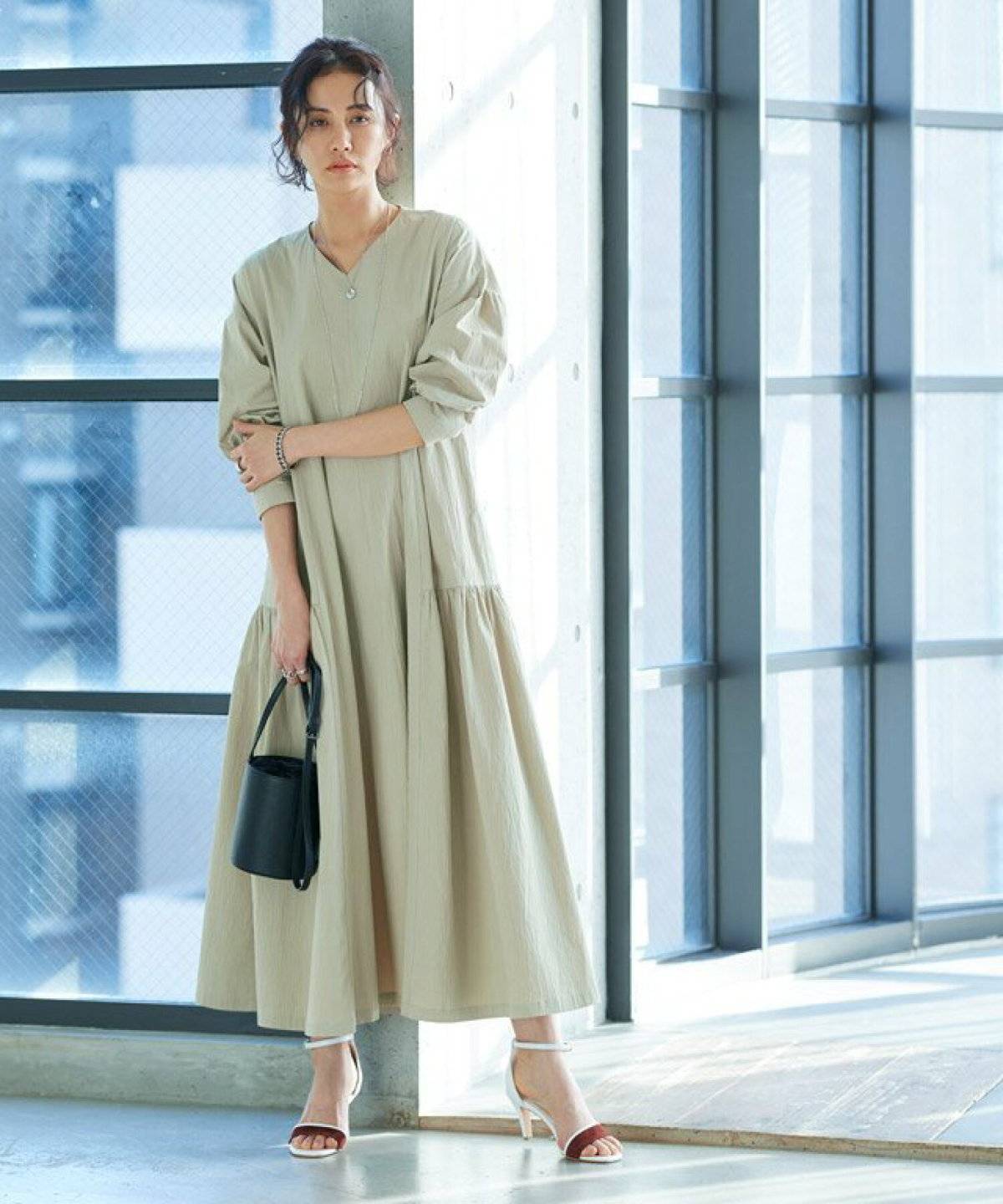 初夏コーデの女性