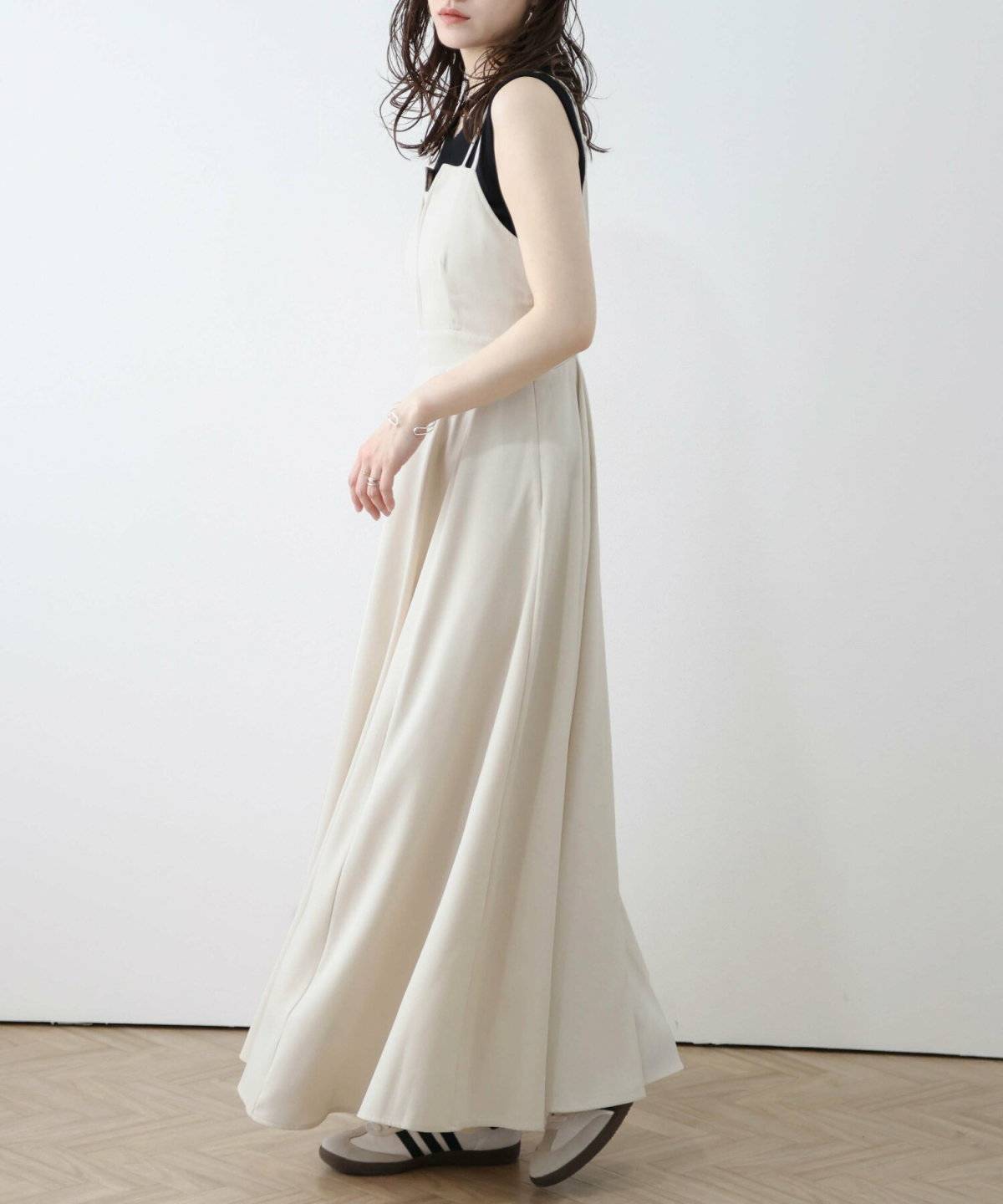 ワンピースを着た女性