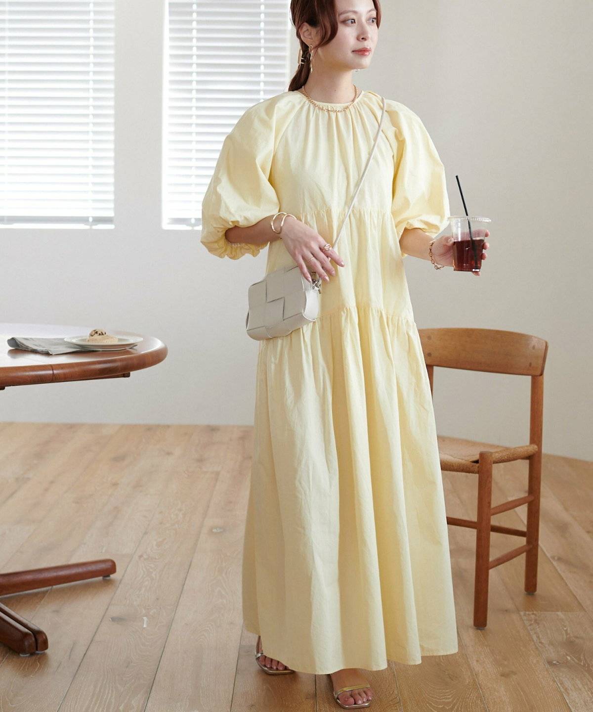 初夏コーデの女性