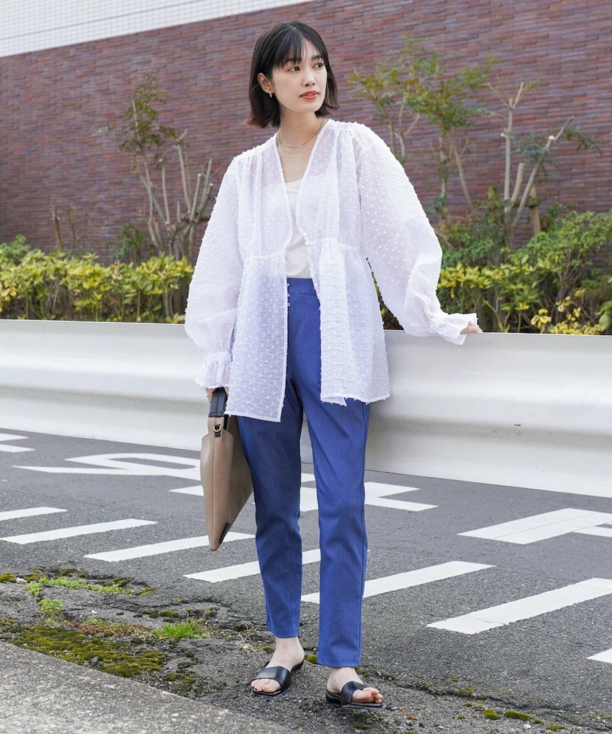 初夏コーデの女性