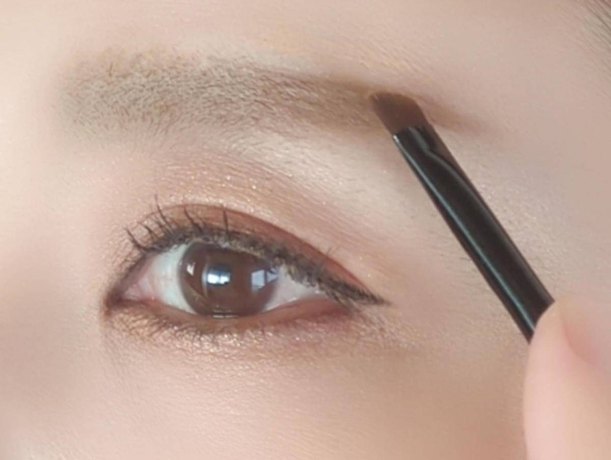 セザンヌアイブロウ＆シェードパウダーエッジブラシ使用