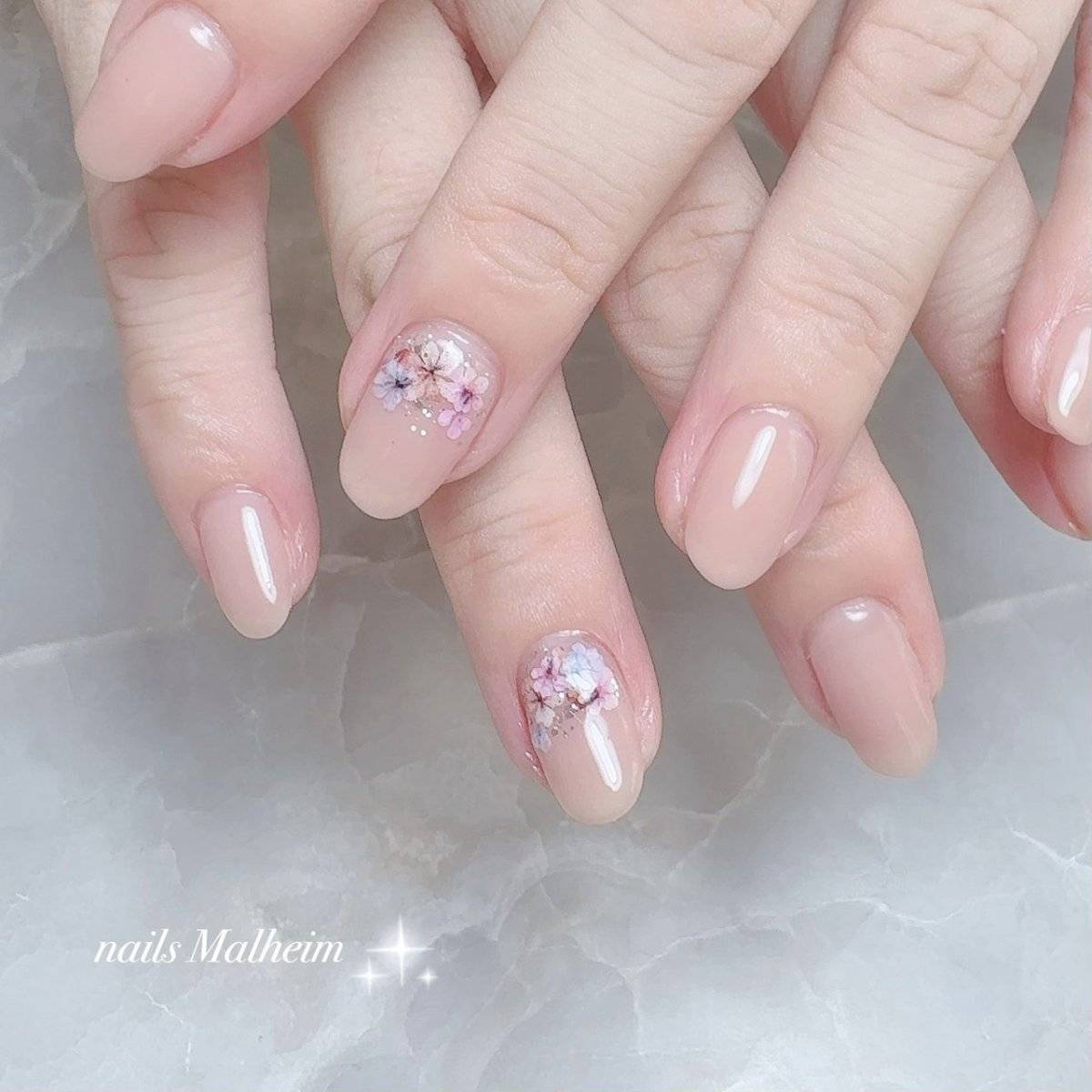 押し花とベージュのネイル