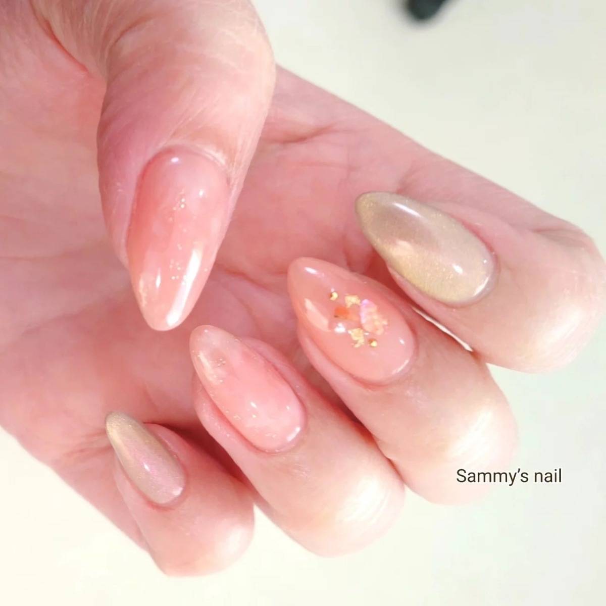 コーラルカラーとミラーの春ネイル