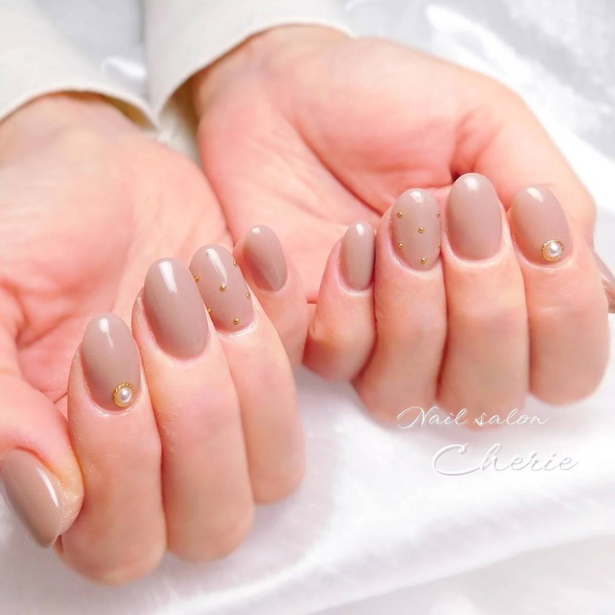 パールやブリオンを飾ったグレージュネイル