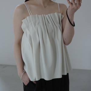 重ねるだけで旬レイヤード♡着回し優秀な「プリーツキャミトップス」