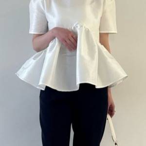 ふんわり袖が可愛い♪一枚で華やぐ主役級の「パフスリーブペプラムブラウス」