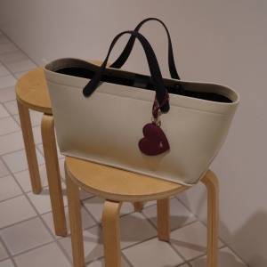 キャンバス×ナイロン×レザー使いが絶妙。ポーチ付で収納もスマート「ajew」トートバッグ