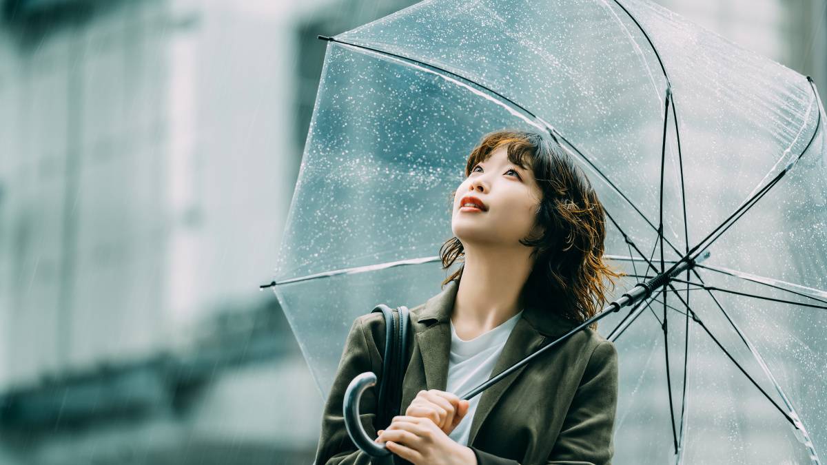 雨の日に傘をさす女性