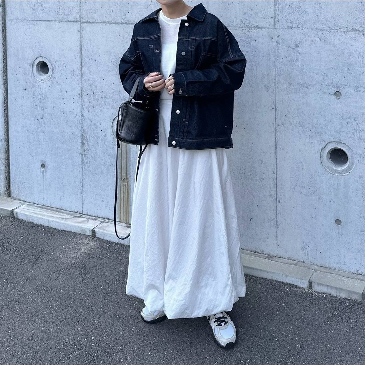 白ワンピース×デニムジャケット