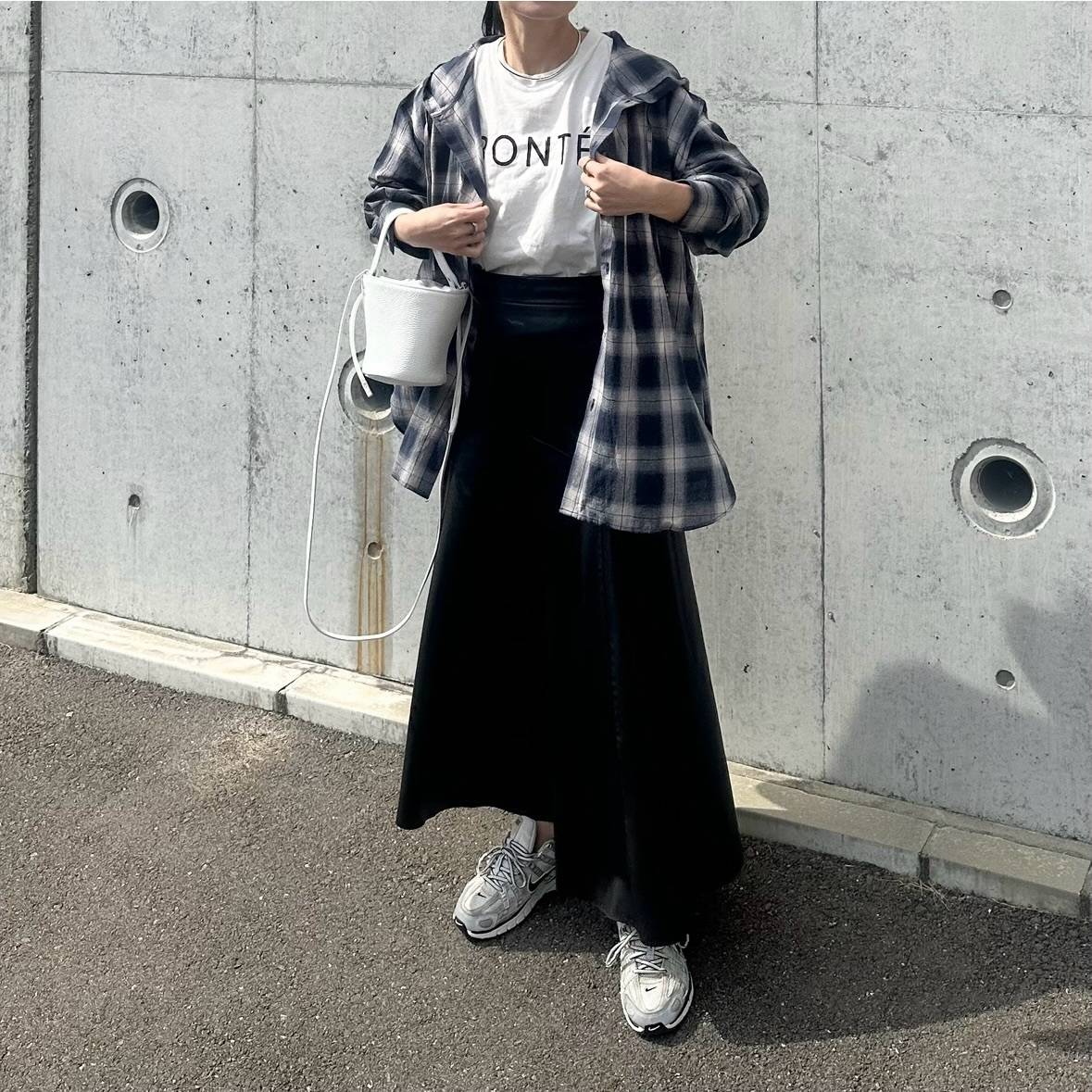 ロゴTシャツ×チェック柄シャツ