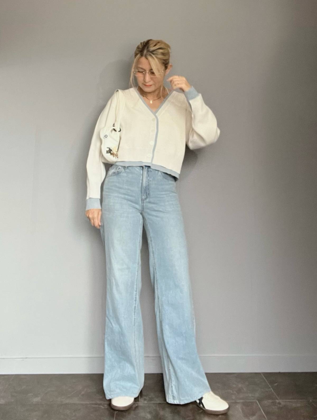 バイカラーのカーディガンを合わせる！