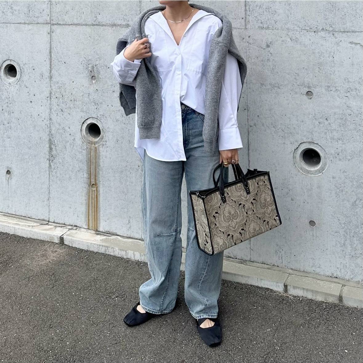 シャツの上にカーディガンを肩掛けする！