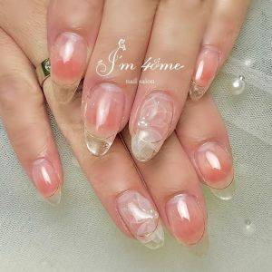 【2026年春】慌ただしい季節に最適。爪が伸びても目立たないネイル5選