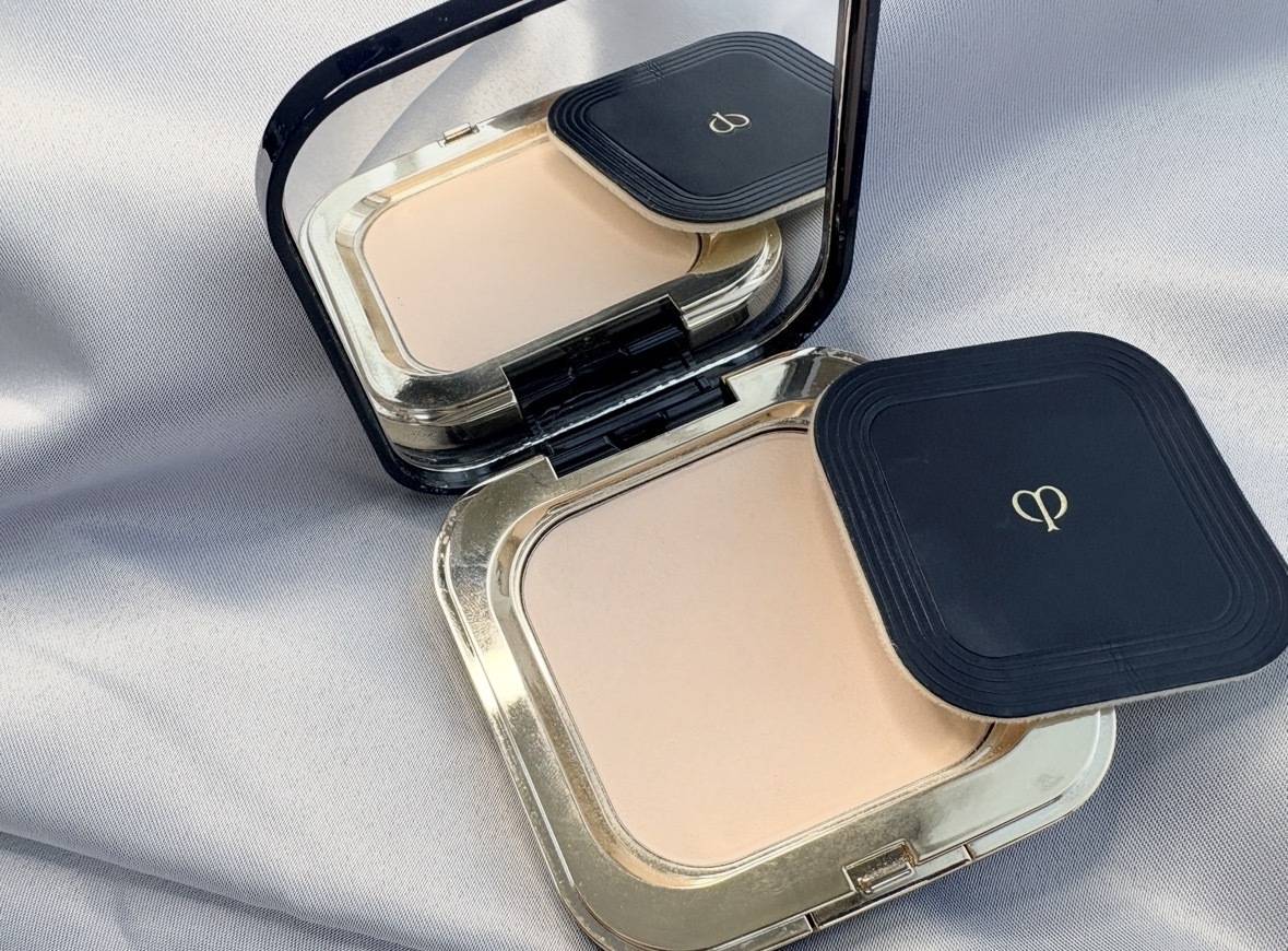 クレ・ド・ポーボーテコンパクト開けた画像