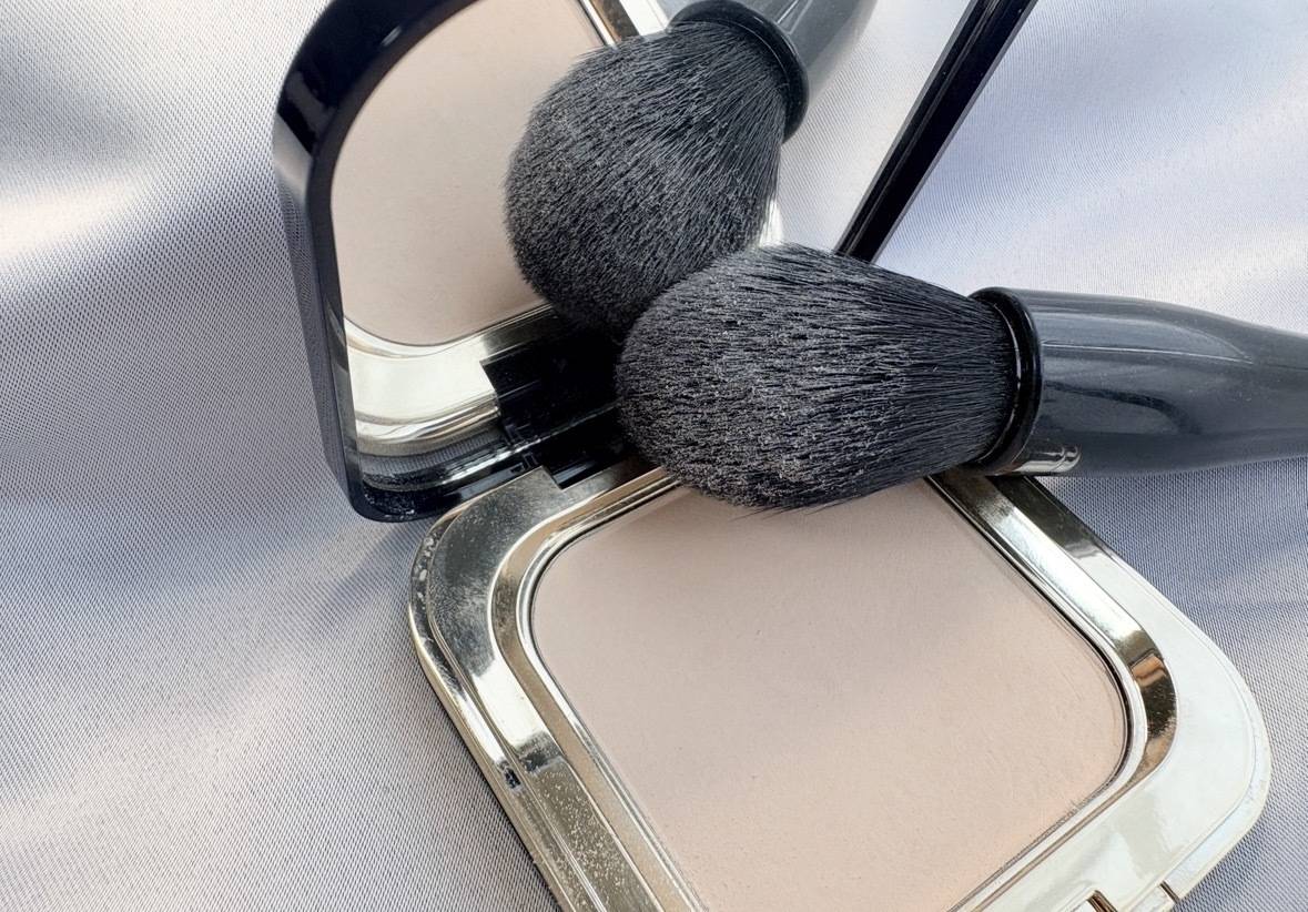 クレ・ド・ポーボーテコンパクトとブラシ含ませ画像