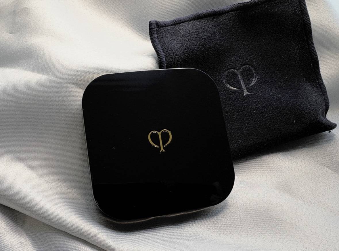 クレ・ド・ポーボーテコンパクトと付属袋画像