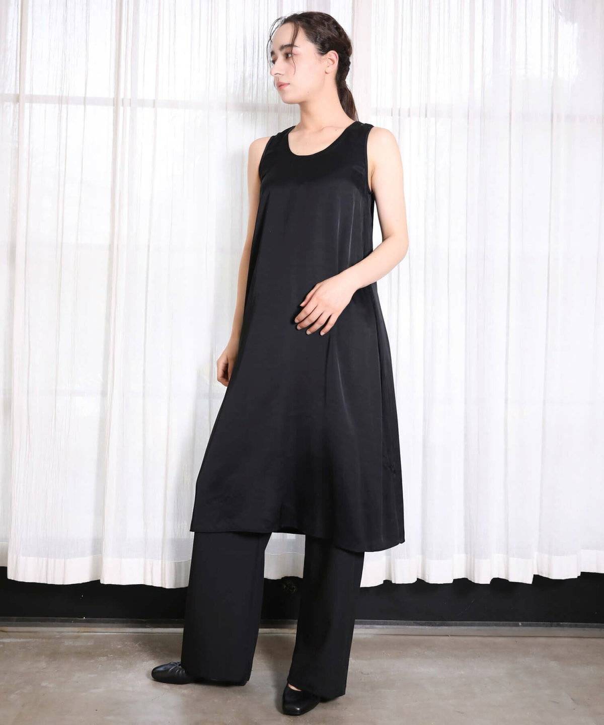 パンツコーデの女性