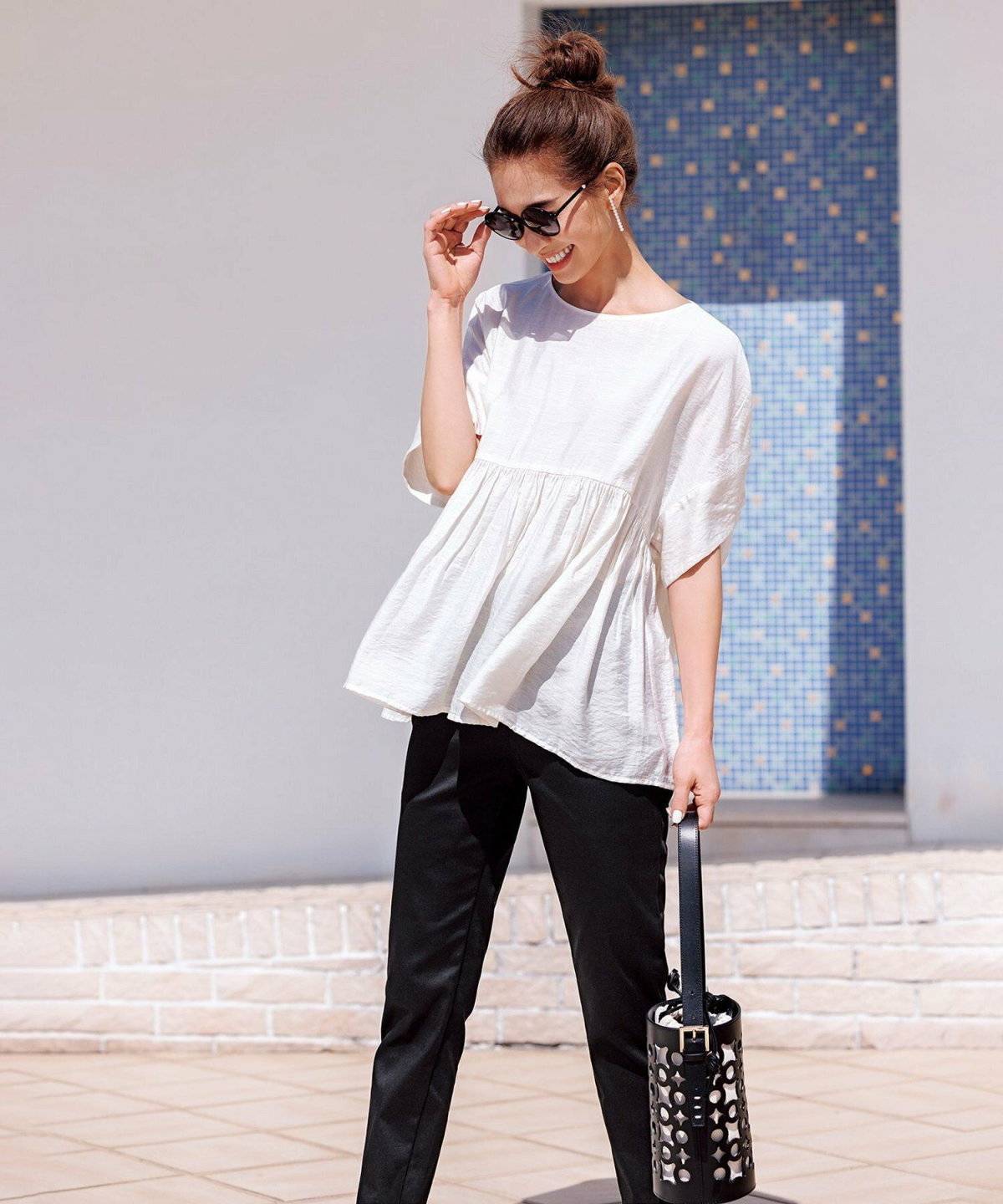 パンツコーデの女性