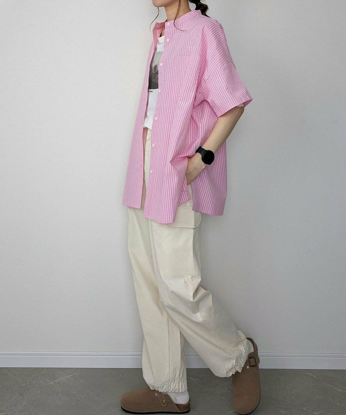 パンツコーデの女性