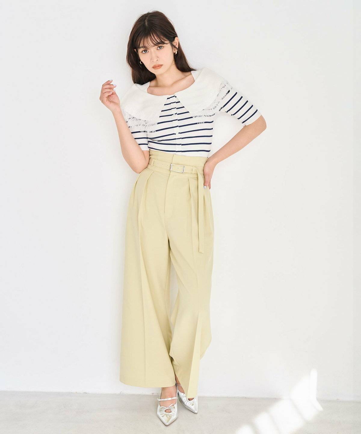 パンツコーデの女性