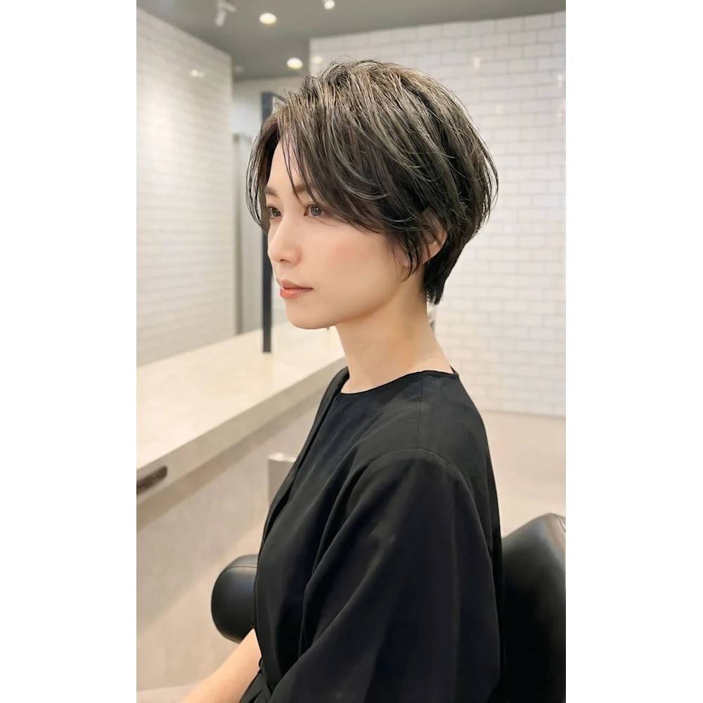 グレージュカラーのハンサムショート