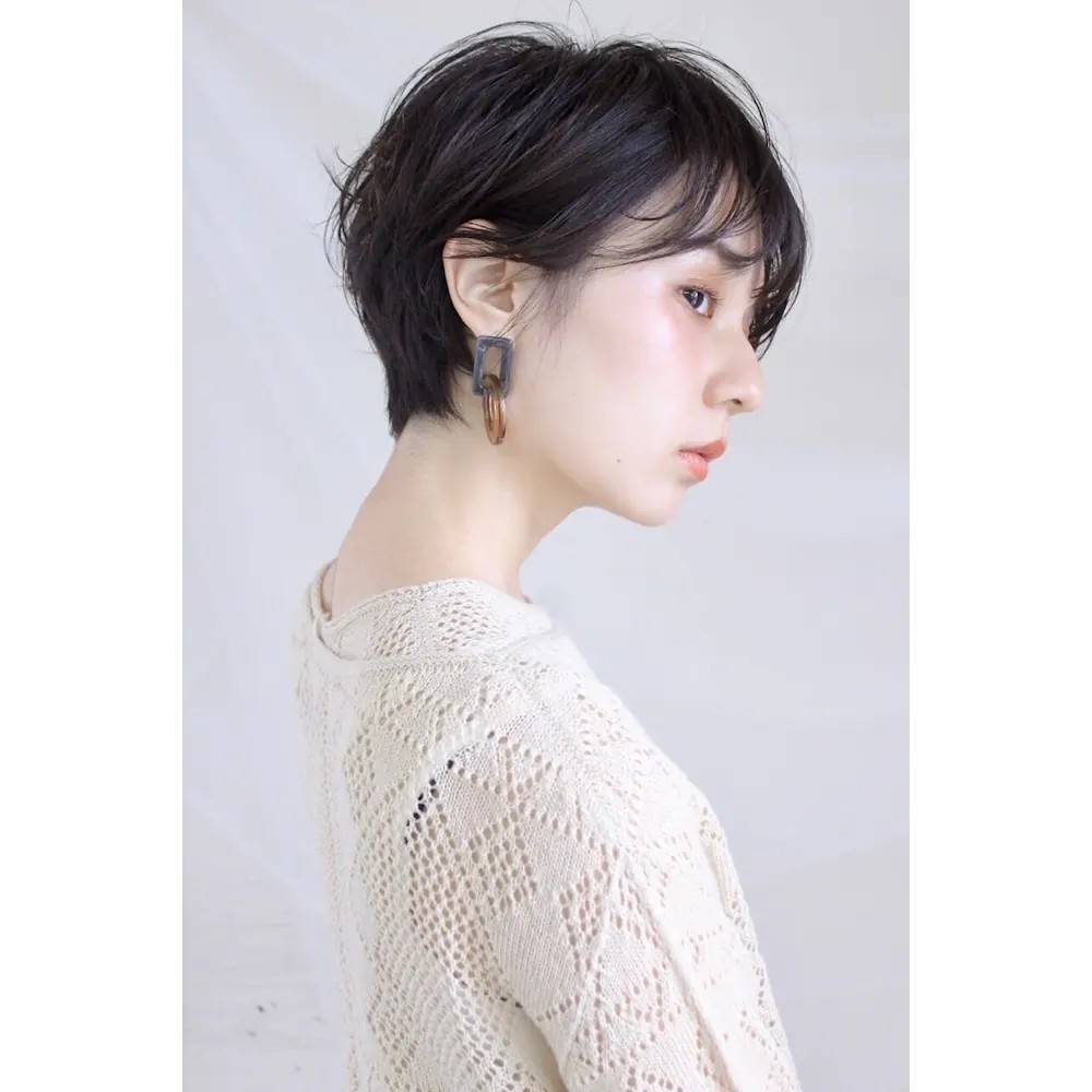 黒髪のエアリーショート