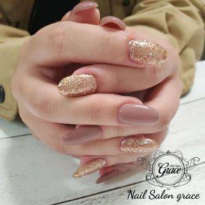 【2026年春】ちゅるん感が超今っぽい。最新くすみベージュネイル5選