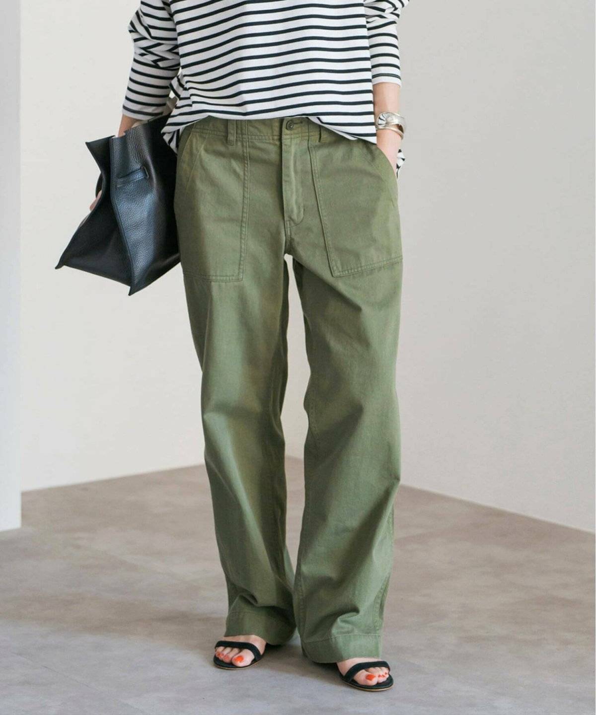 ボーダー柄のTシャツにカーゴパンツを合わせた女性