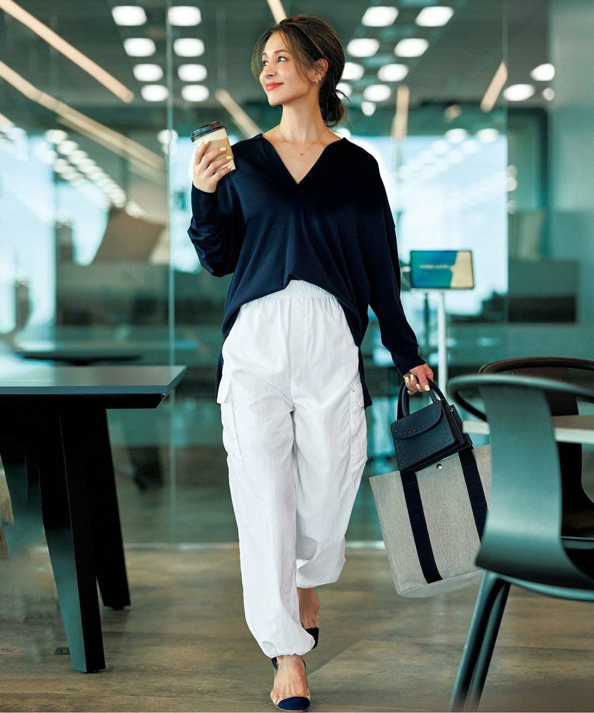 ネイビーのニットにカーゴパンツを合わせた女性