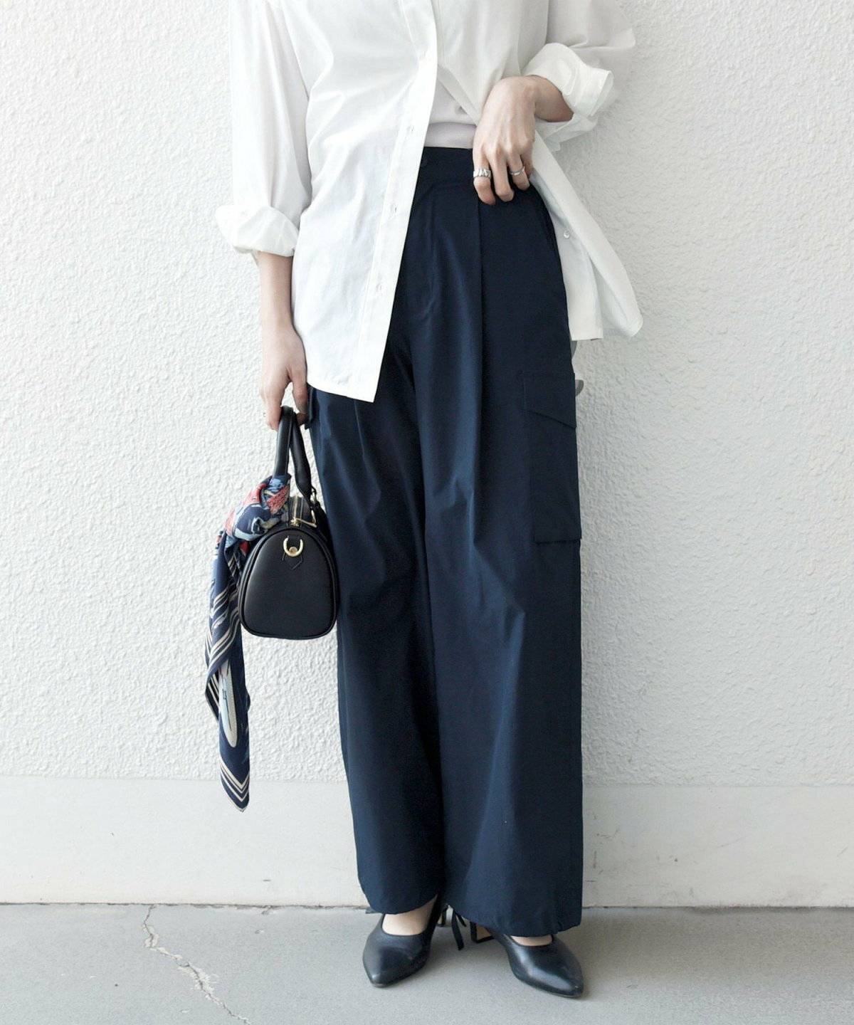 白のシャツにカーゴパンツを合わせた女性