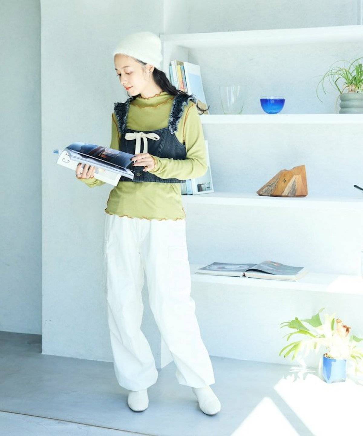 モノトーンコーデの女性