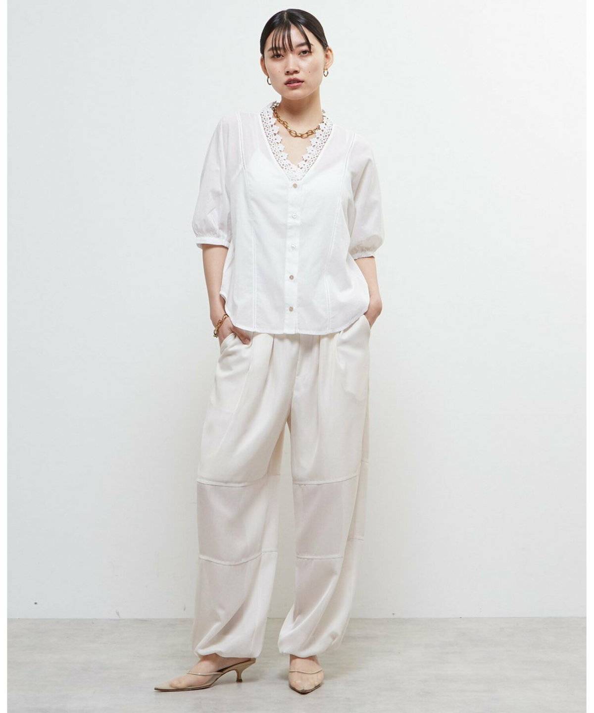 オールホワイトコーデの女性