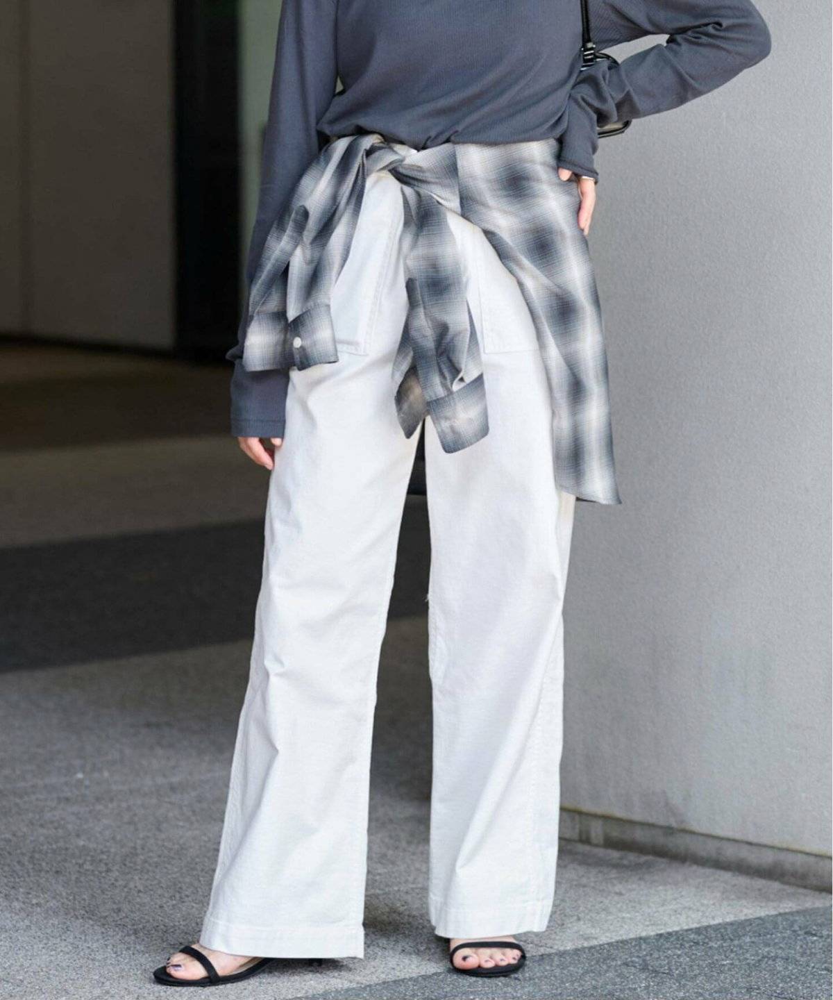 チェック柄のシャツにカーゴパンツを合わせた女性