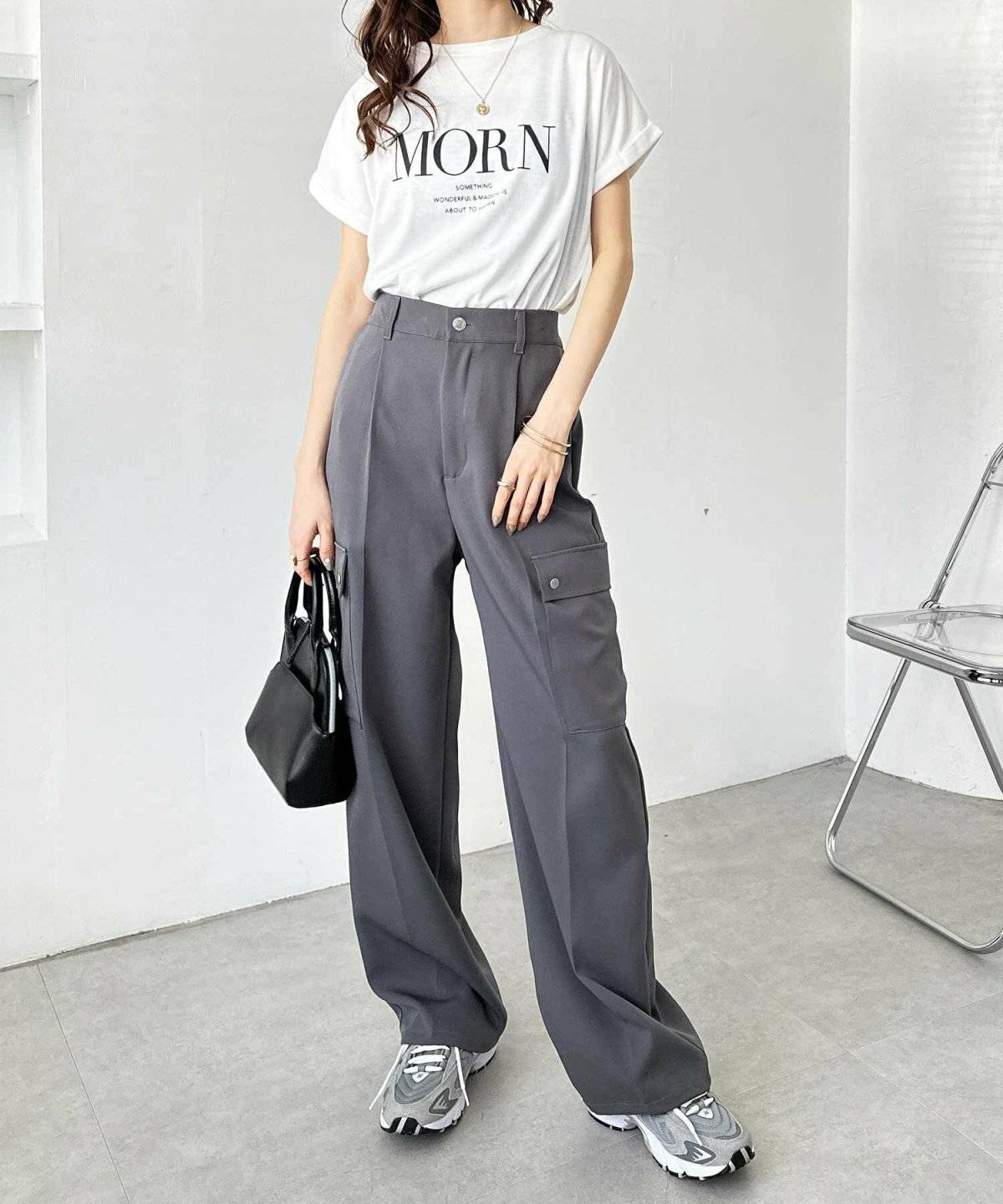 白Tシャツにカーゴパンツを合わせた女性