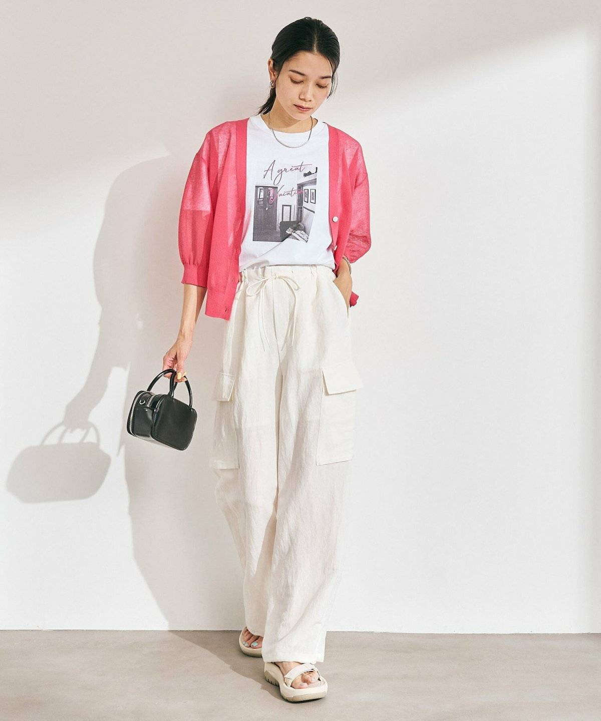 オールホワイトコーデの女性