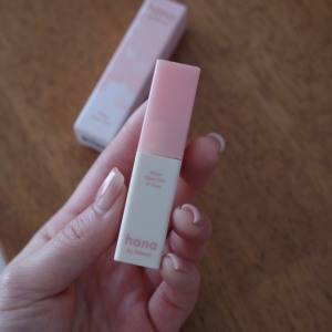 にじむような発色が印象的。重ねるほど自然になじむ「hana by hince」の艶リップ