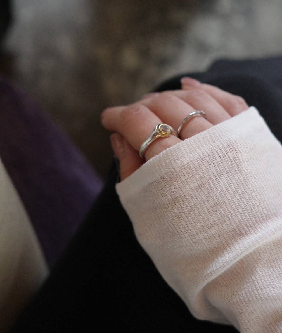 GARNIのTiny Jewel Round Ring