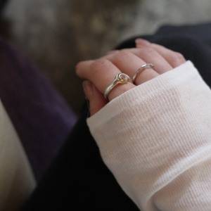 アンティークムードを指先に……。天然石がきらめく「GARNI」の洗練リング