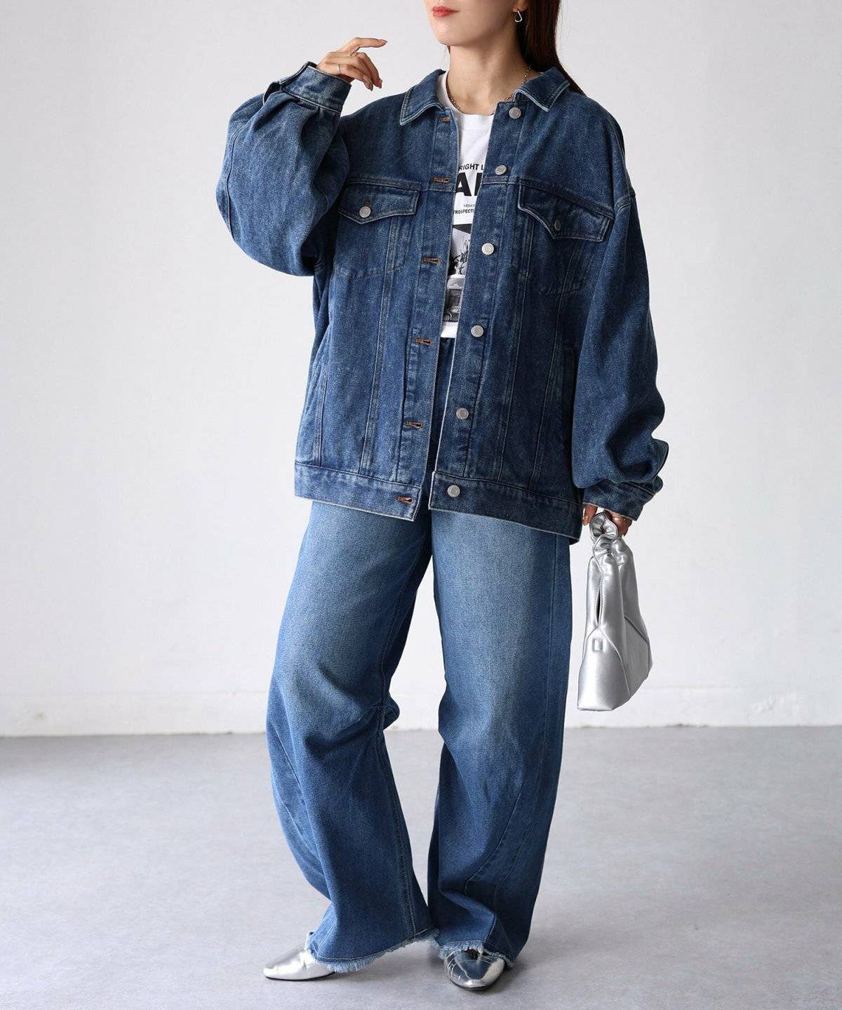 デニムのセットアップを着た女性