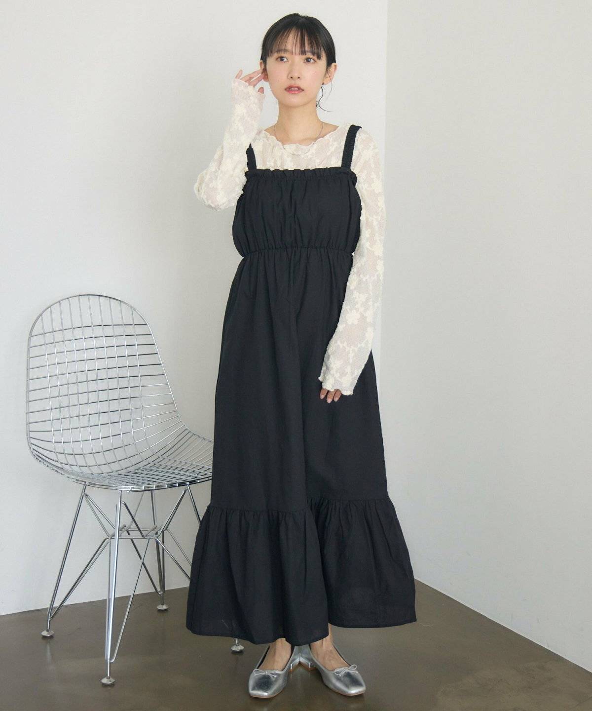 モノトーンコーデの女性