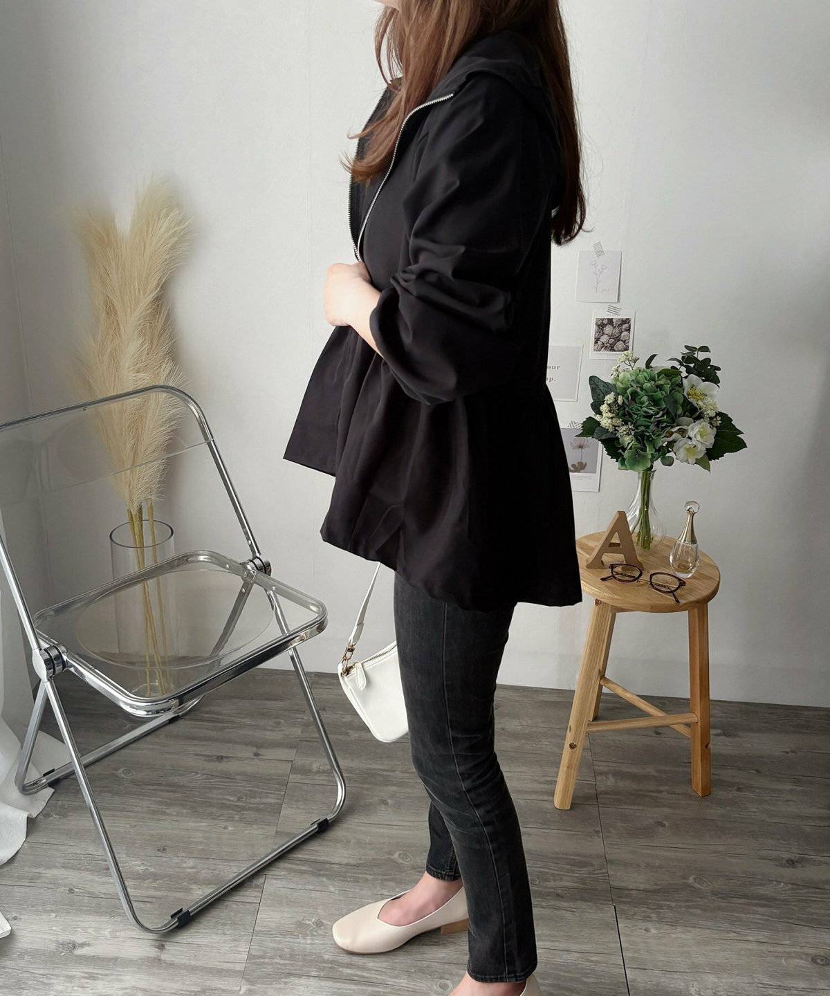 オールブラックコーデの女性