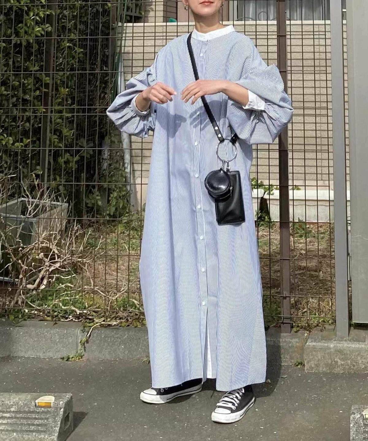 白ワンピースを着た女性