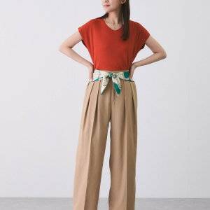 アラサー女子は「浅めVネック」で上品セクシーに仕上げるのが◎