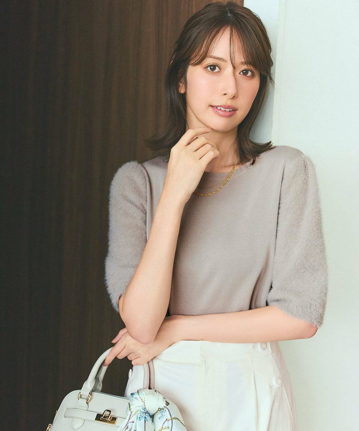 ふわふわのトップスを着た女性