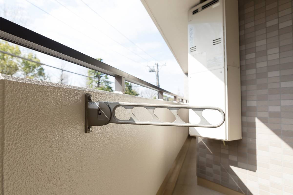 バルコニー 家庭運 下がる 錆びた金属