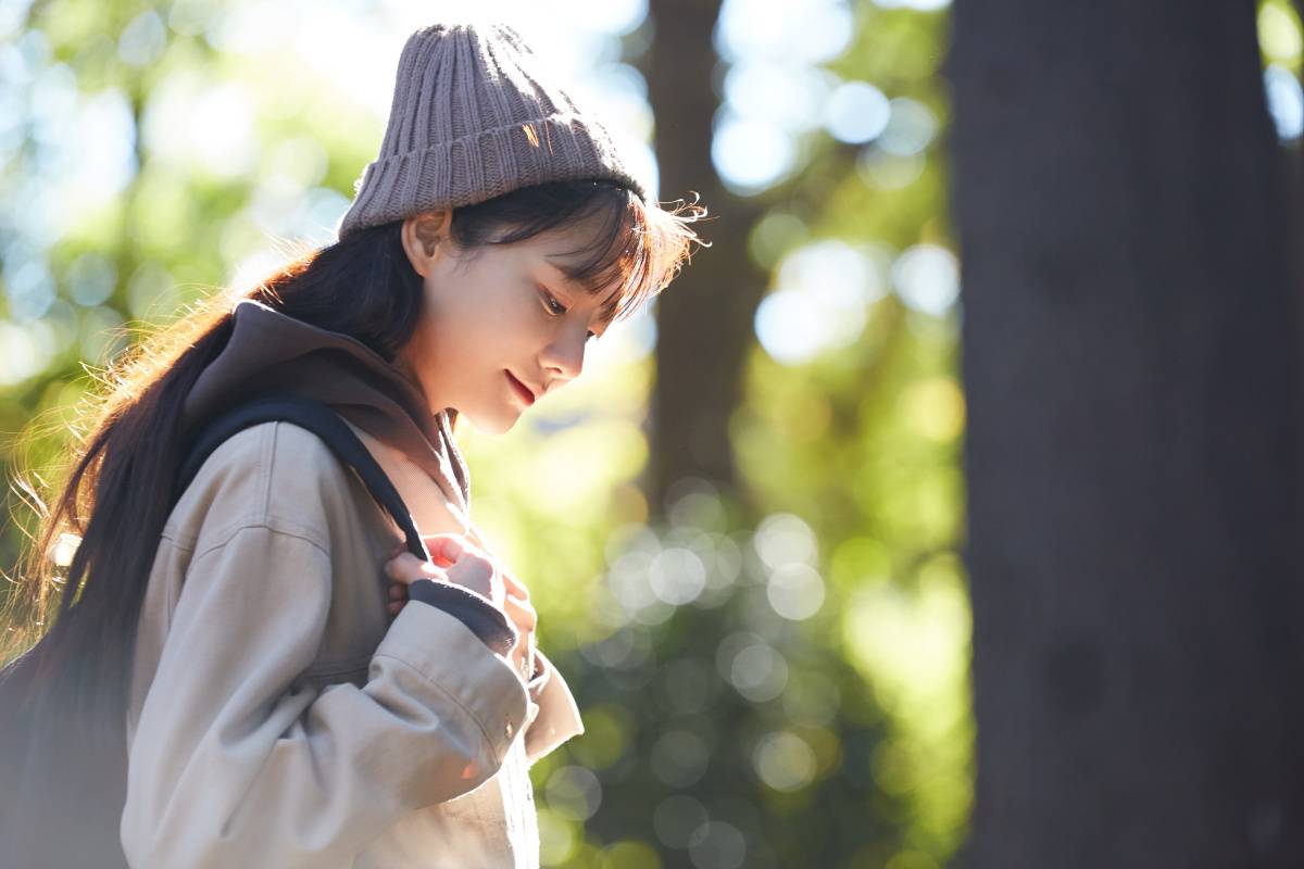 アウトドアを楽しむ若い女性