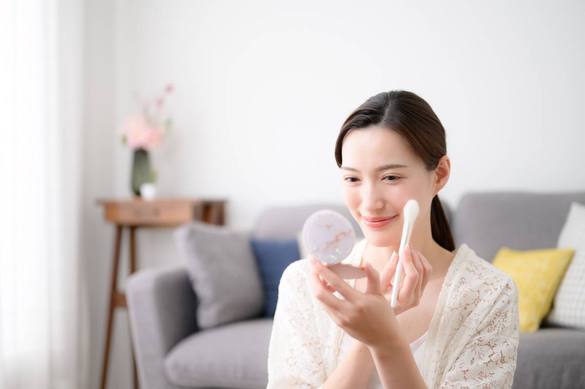 メイク中の女性