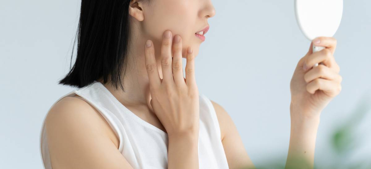 メイクに悩む女性