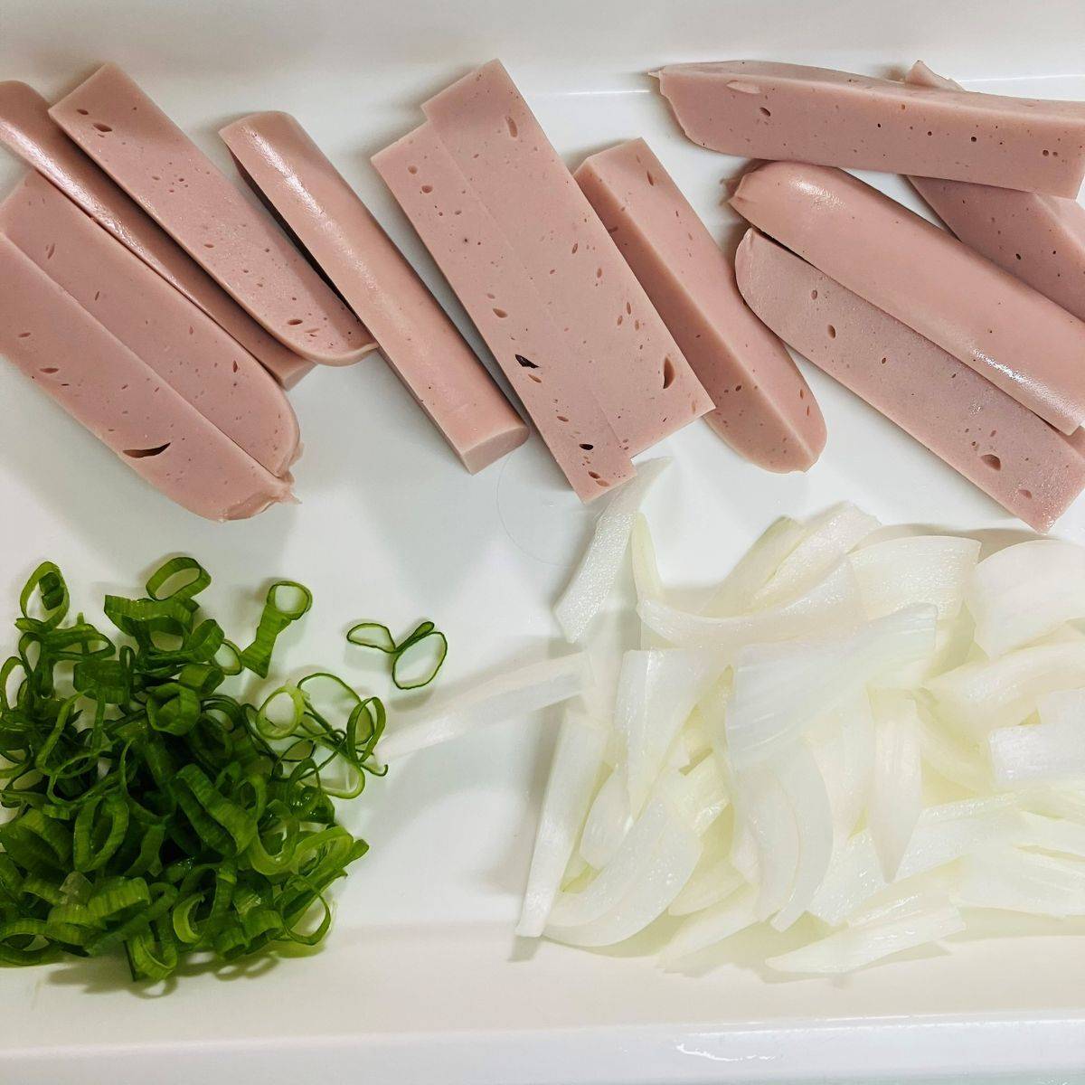 ニッスイ公式の「ソーセージのレンチン親子丼」のレシピ